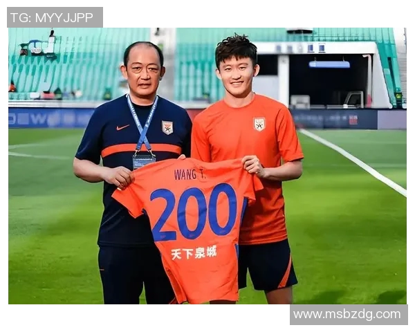 足球明星佩戴国米圈展现独特魅力引发球迷热议与关注