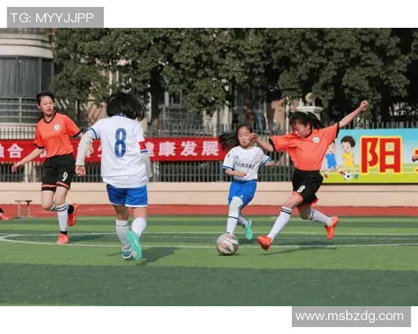 小孩勇敢挑战足球明星展开精彩对决展现梦想与勇气的足球比赛